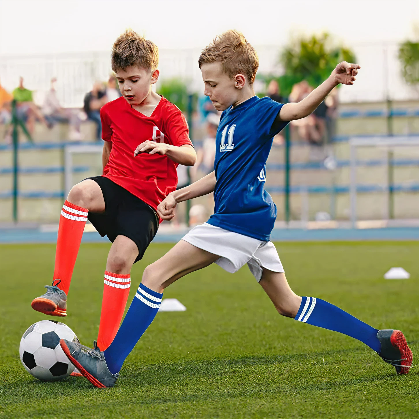 Barn som spelar fotboll